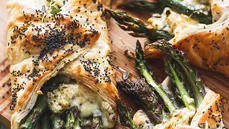 Rollitos de hojaldre con espárragos y queso