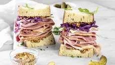 Sándwich de mano de piedra y repollo morado