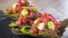 Tartar de atún con tostadas de papel de arroz