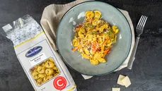 Tortelini con queso estilo primavera