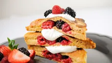 Tostadas francesas rellenas de crema y frambuesas