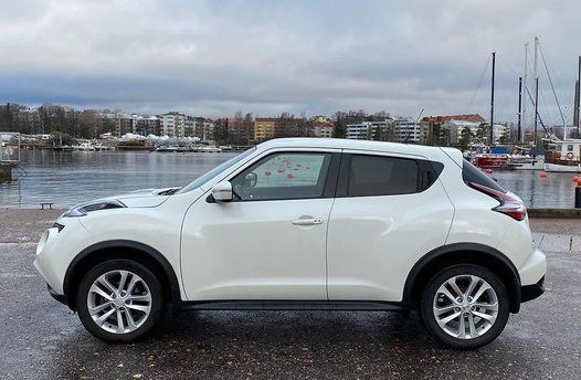 Auto satamassa meren äärellä