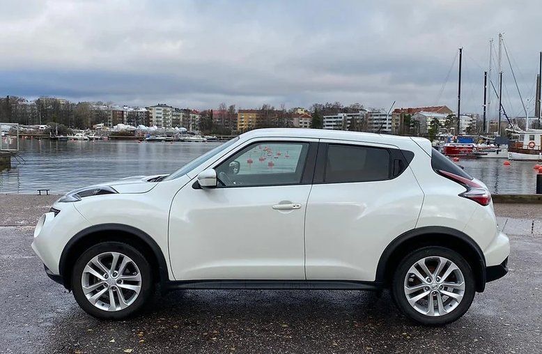 Auto satamassa meren äärellä