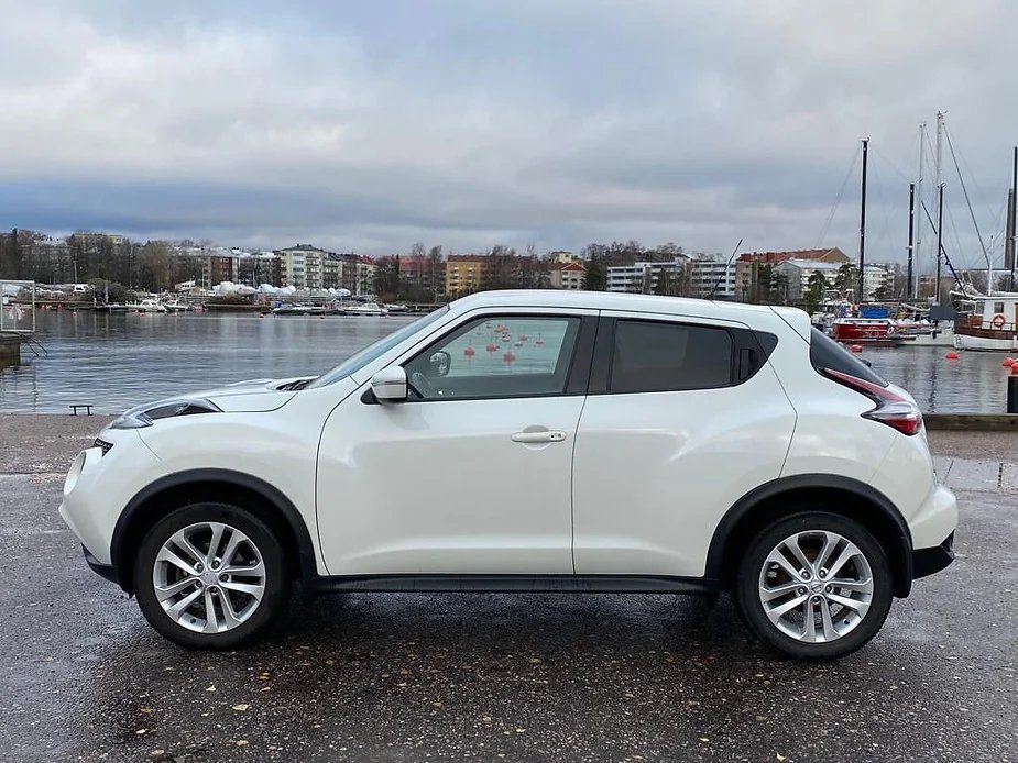Auto satamassa meren äärellä