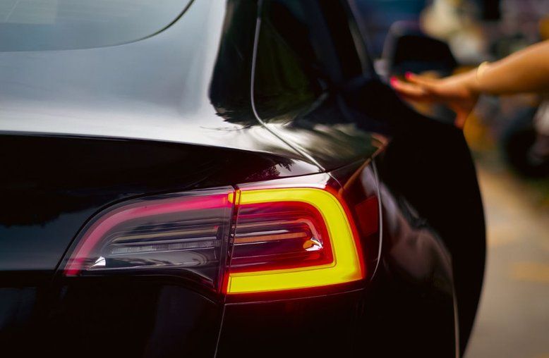 Markkina muutoksessa, autokilpailutus.fissä maksetaan nyt hyvin sähköautoista