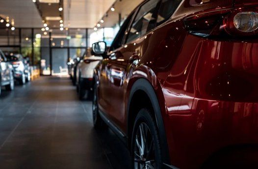 autoja liikkeessä