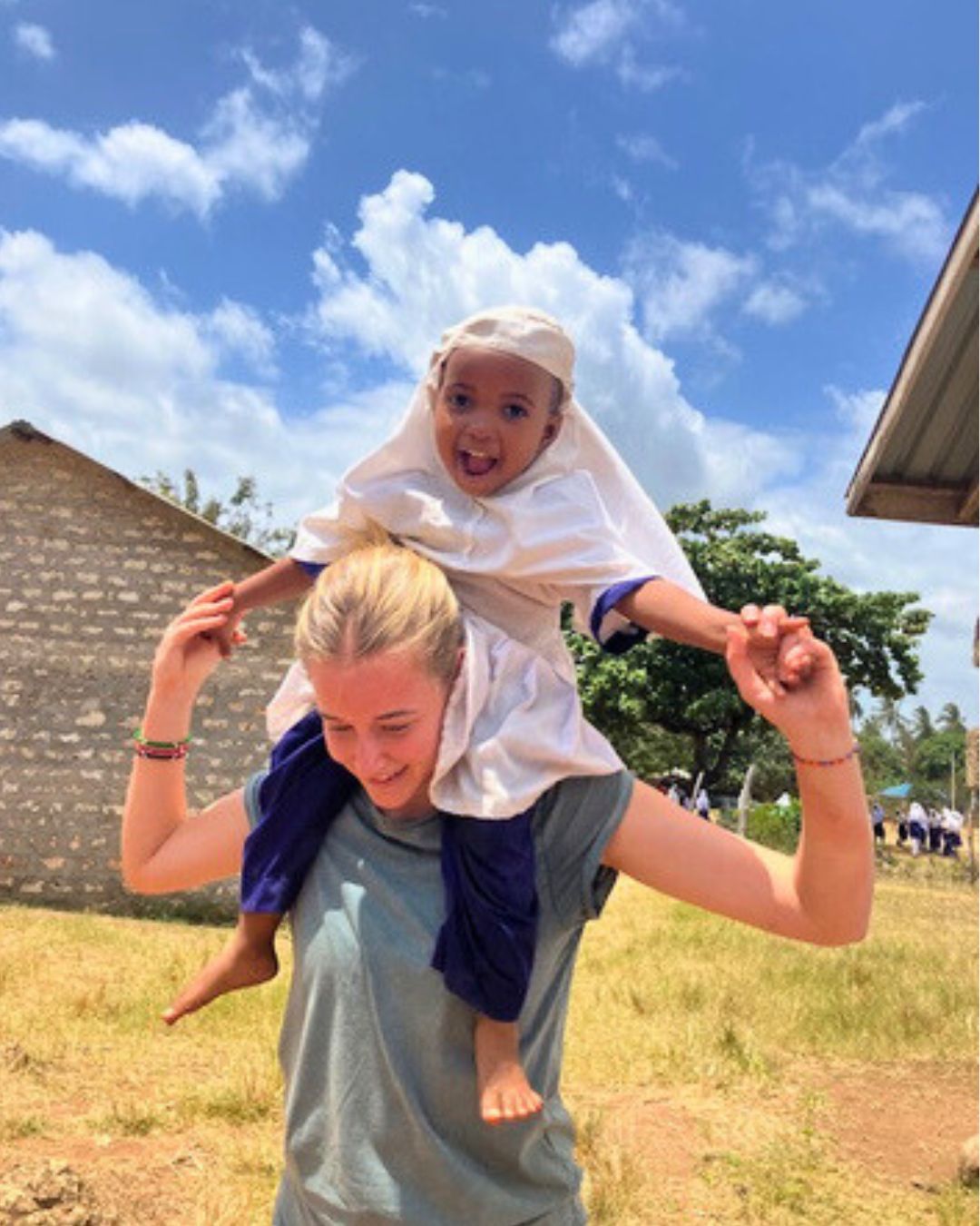 kenya volunteer playing with a kenyan child
