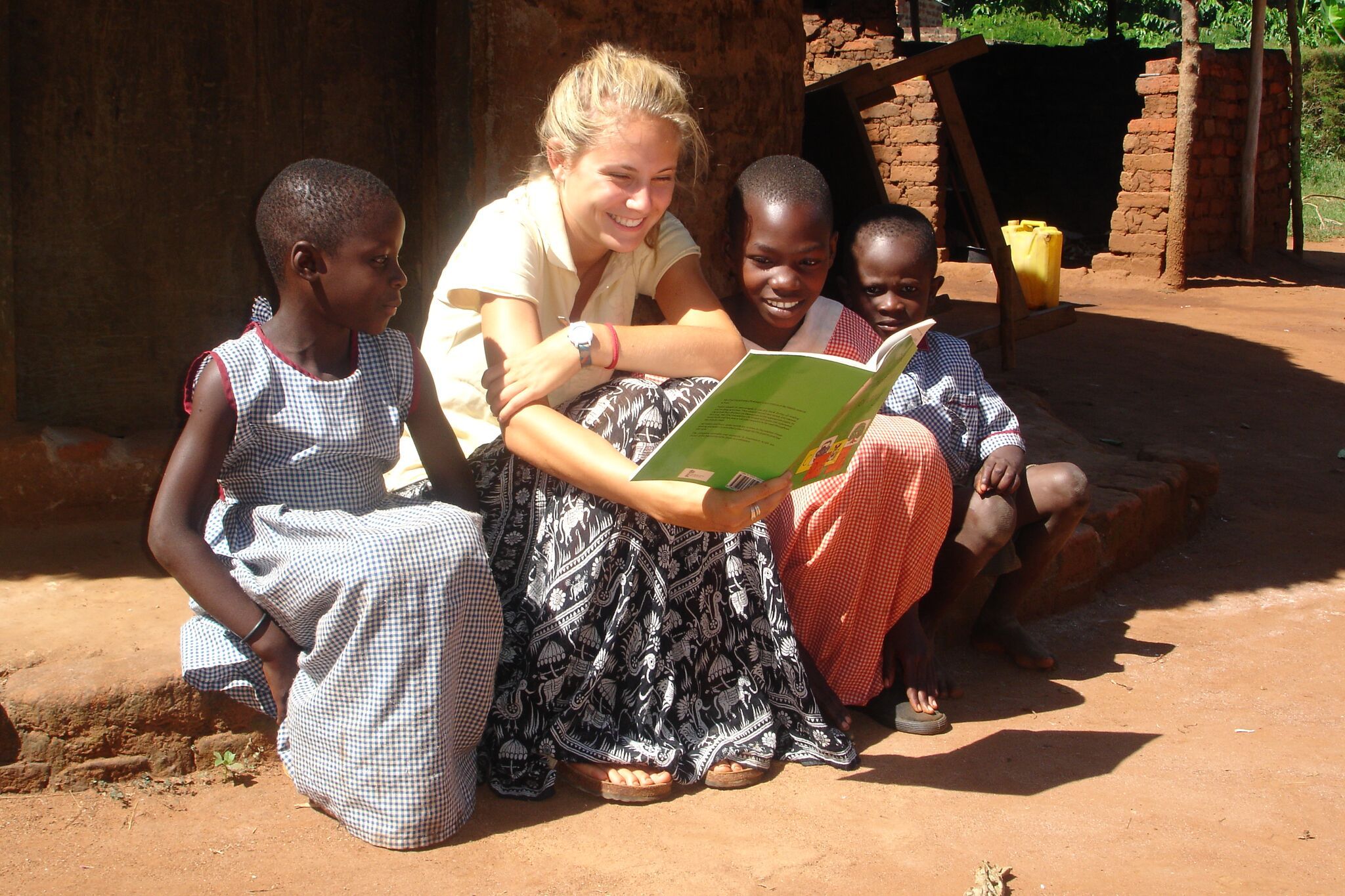 Volunteer reading to students on our Kenya Summer Programme