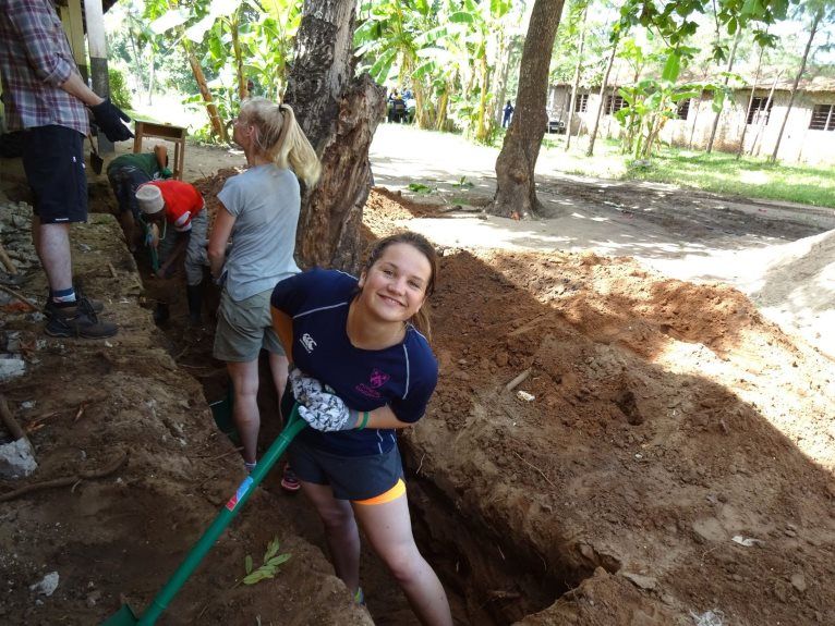 Summer volunteer programs abroad - building classrooms in schools in Africa