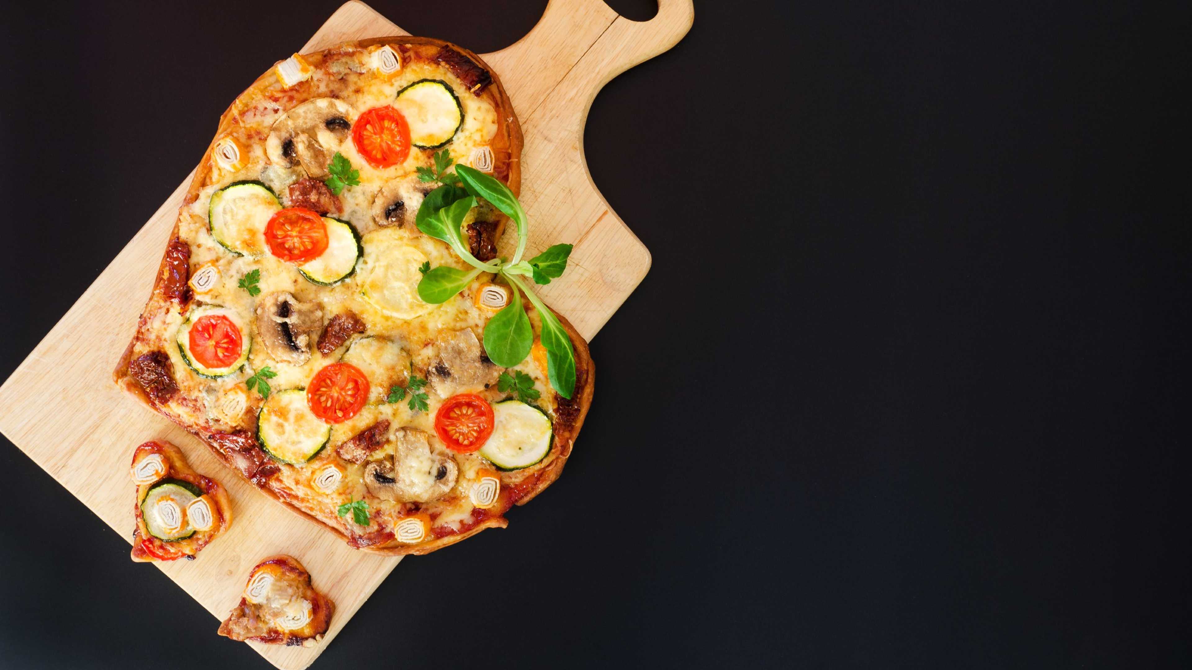 Đặt pizza online không chỉ tiện lợi mà còn rất nhanh chóng. Hình ảnh liên quan sẽ giúp bạn thấy được những chiếc pizza thơm ngon, nóng hổi với tất cả những thành phần mà bạn yêu thích. Hãy đặt ngay để thưởng thức những bữa tiệc pizza tuyệt vời tại nhà! 