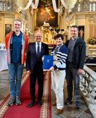 Jiezno bažnyčioje - iš kairės ir iš dešinės - Juozo Pugačiausko sūnūs, žmona, taip pat Prienų r. savivaldybės meras Alvydas Vaicekauskas