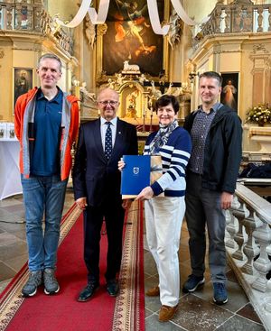 Jiezno bažnyčioje - iš kairės ir iš dešinės - Juozo Pugačiausko sūnūs, žmona, taip pat Prienų r. savivaldybės meras Alvydas Vaicekauskas