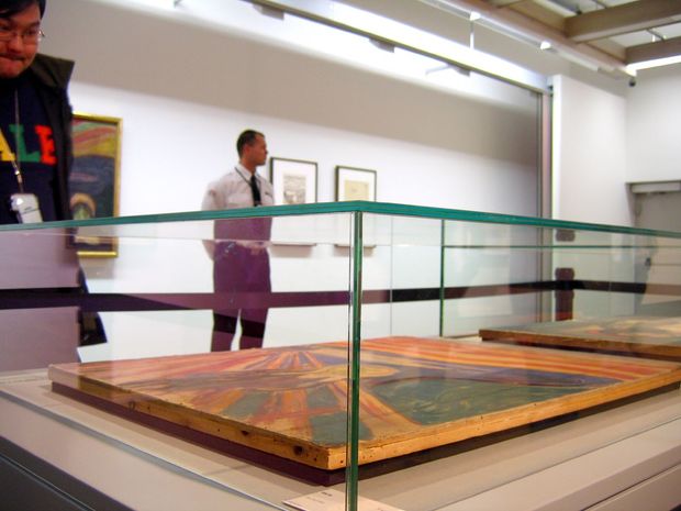 "Skrik" - norv. "Šauksmas", norvegų dailininko simbolisto Edvardo Muncho šedevras, atspindintis žmonijos neviltį. 2012 m. „Šauksmas“ buvo parduotas aukcione už 120 mln. JAV dolerių.