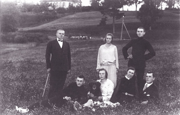 Zarasų jaunimas pasienyje. Fotografija iš Justo Jasėno asmeninio albumo.