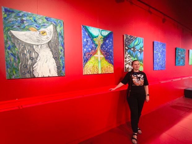 Indrė Gražulevičiūtė-Vileniškė prie parodos Kauno Akropolyje ekspozicijos