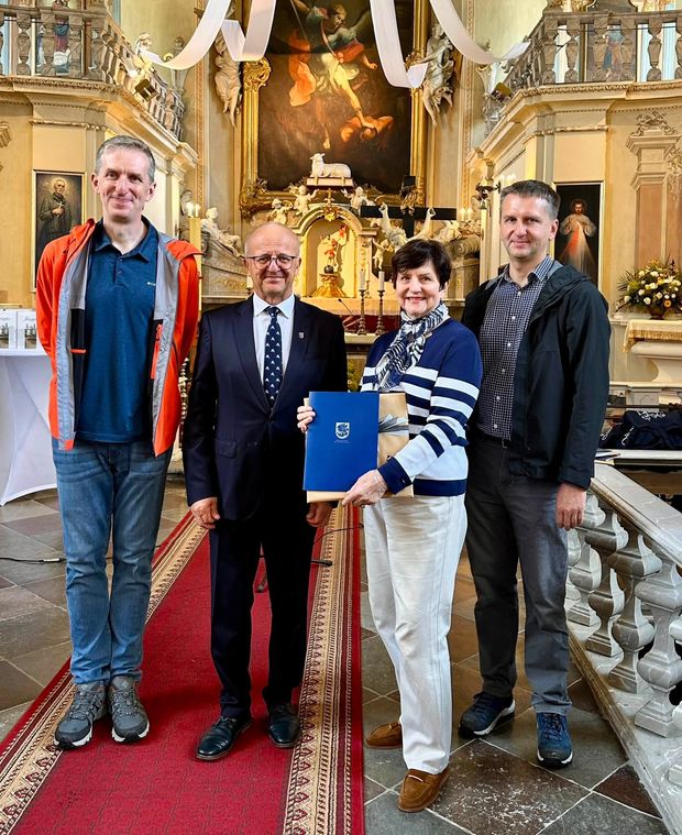 Jiezno bažnyčioje - iš kairės ir iš dešinės - Juozo Pugačiausko sūnūs, žmona, taip pat Prienų r. savivaldybės meras Alvydas Vaicekauskas