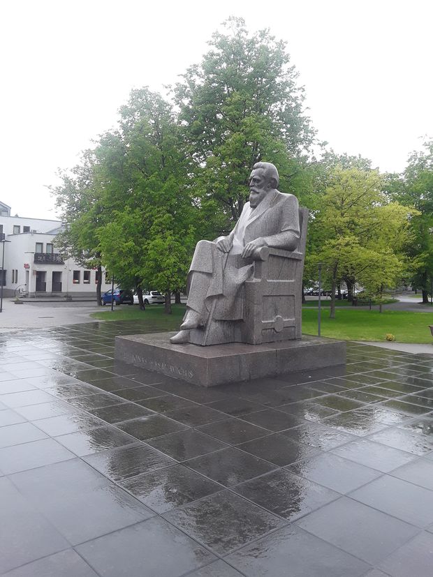 Prie Basanavičiaus paminklo Vilkaviškyje