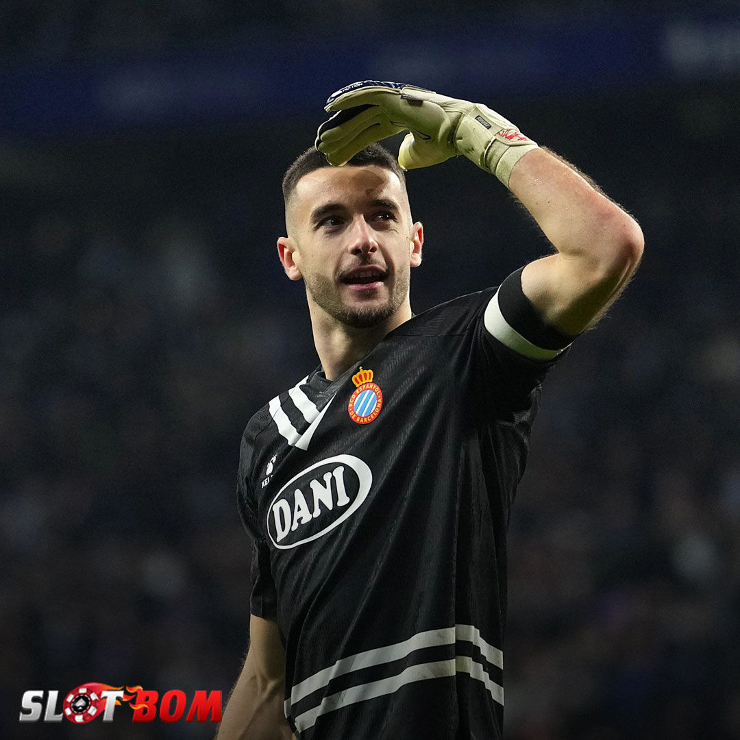Joan Garcia, mantan pemain Espanyol, kini resmi berseragam Barcelona