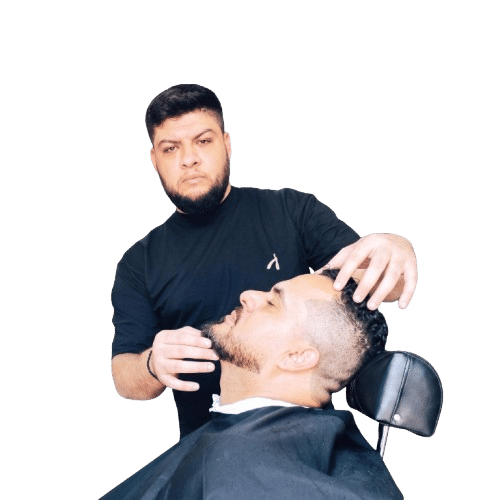 Alessandro ensinando técnicas de barbeiro no curso da TURKO Barbershop