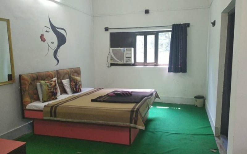 kanha deluxe room with window