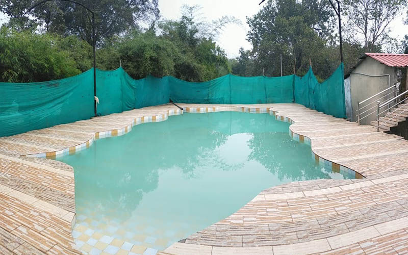 swimming pool in kanha hotel