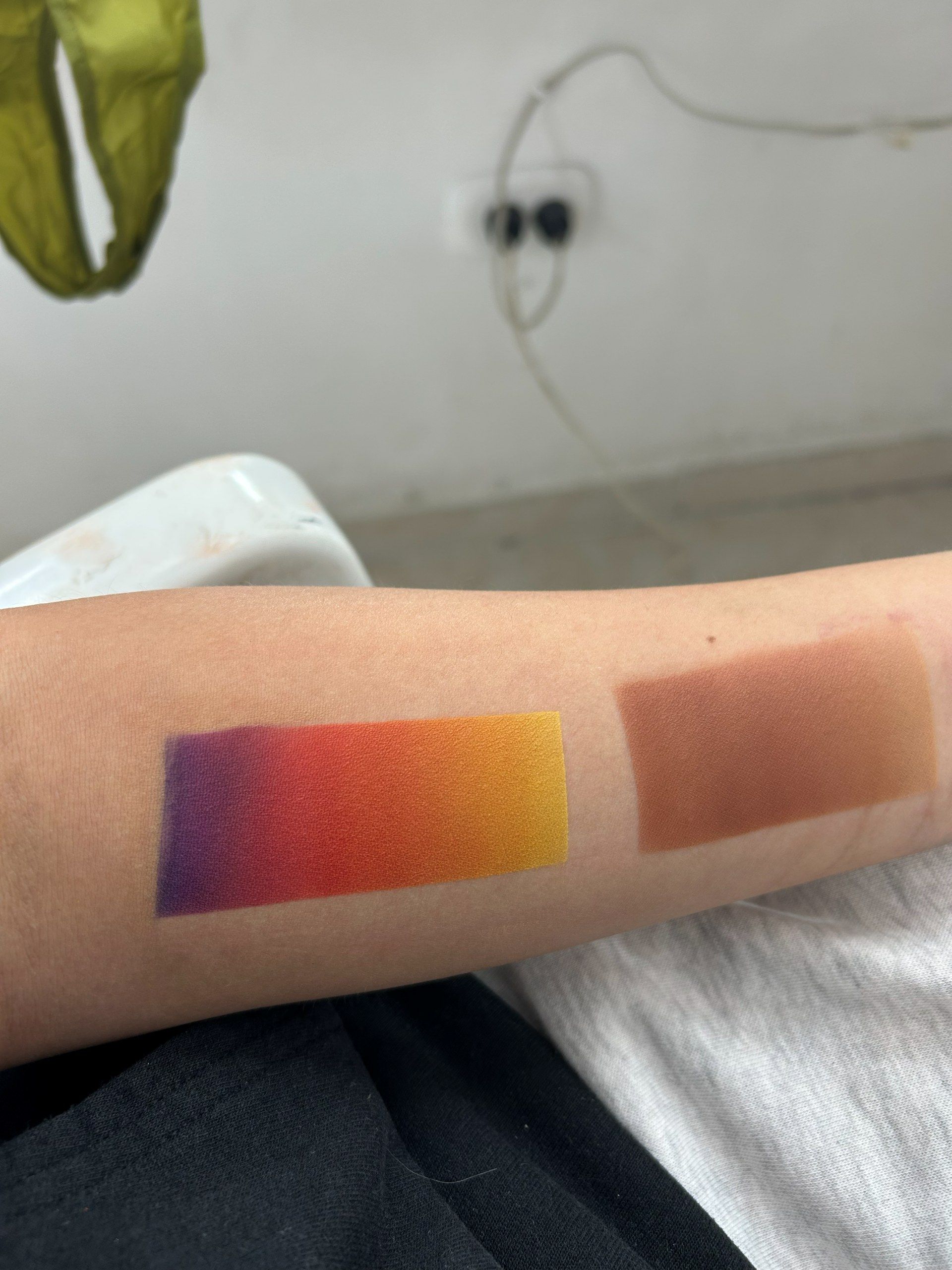 Muestras de sombra en el brazo: un degradado de morado a naranja junto a un marrón cálido