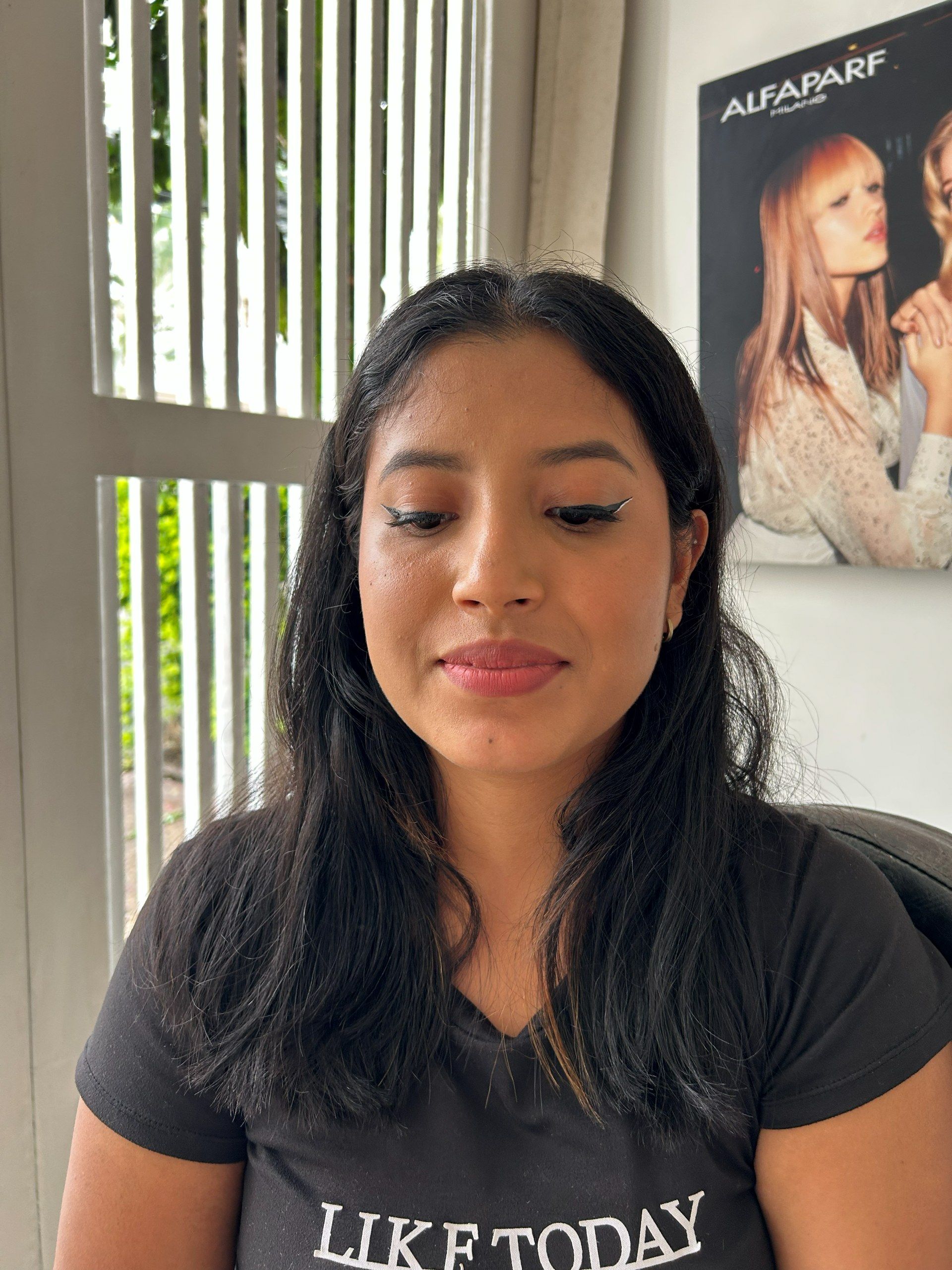 Maquillaje natural suave de frente: cejas definidas, delineado alado y labios nude