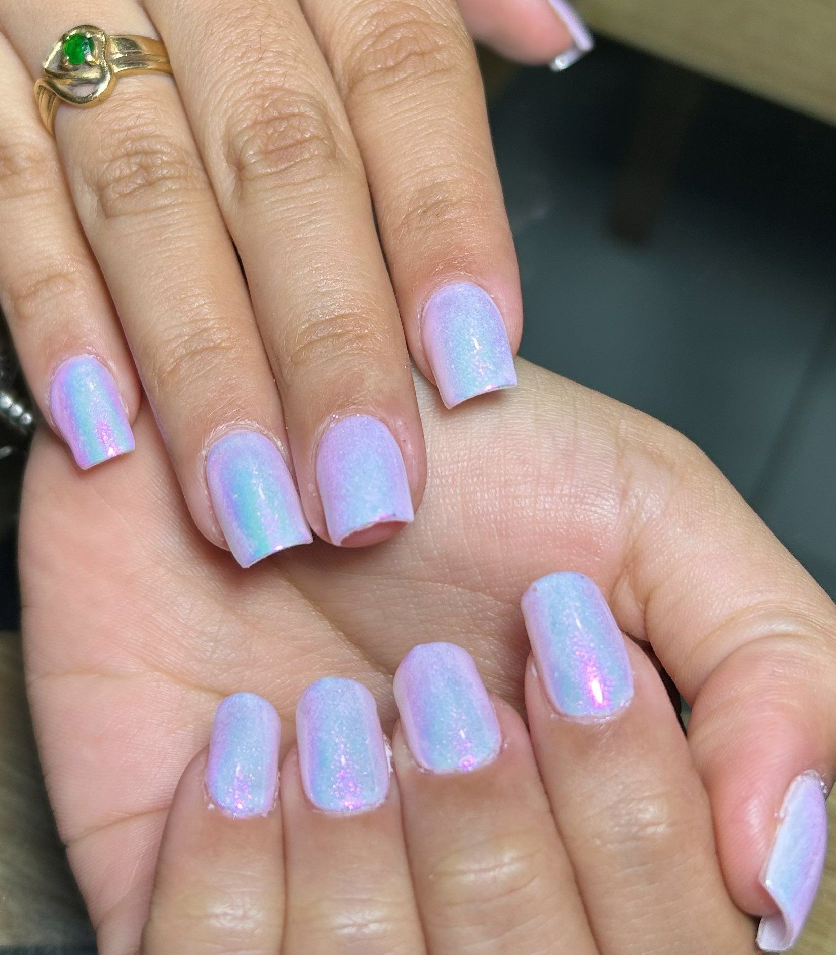 Uñas cuadradas en lila perlado con brillo iridiscente, sin arte