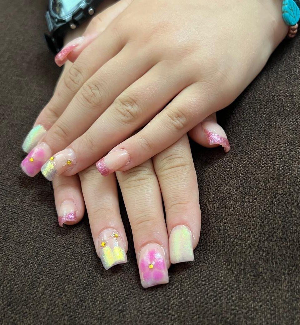 Uñas cuadradas con francesas en pastel rosa, amarillo y verde, un color por dedo