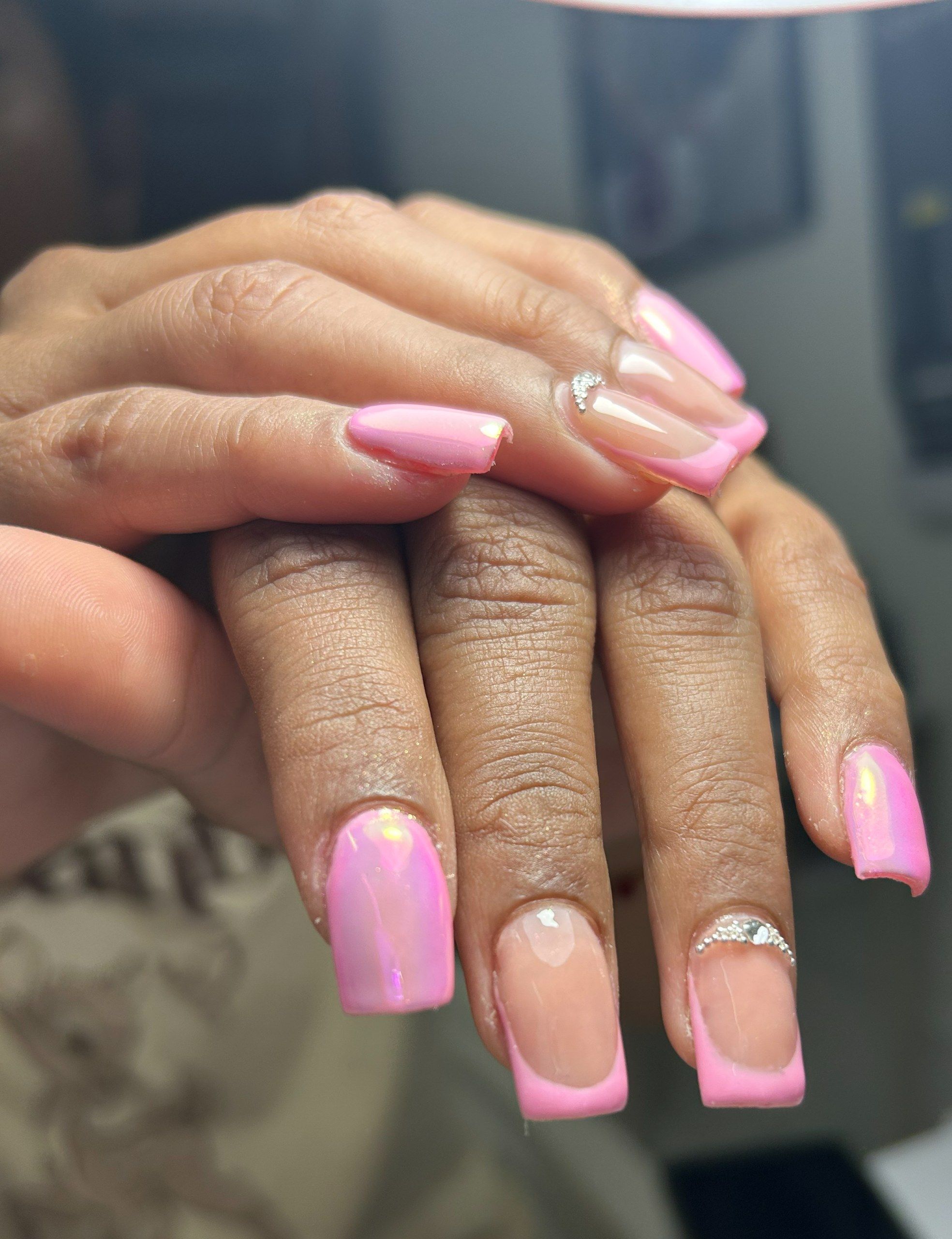 Uñas cuadradas con francesa rosa intenso, una línea de cristales en una uña y un acento rosa perlado