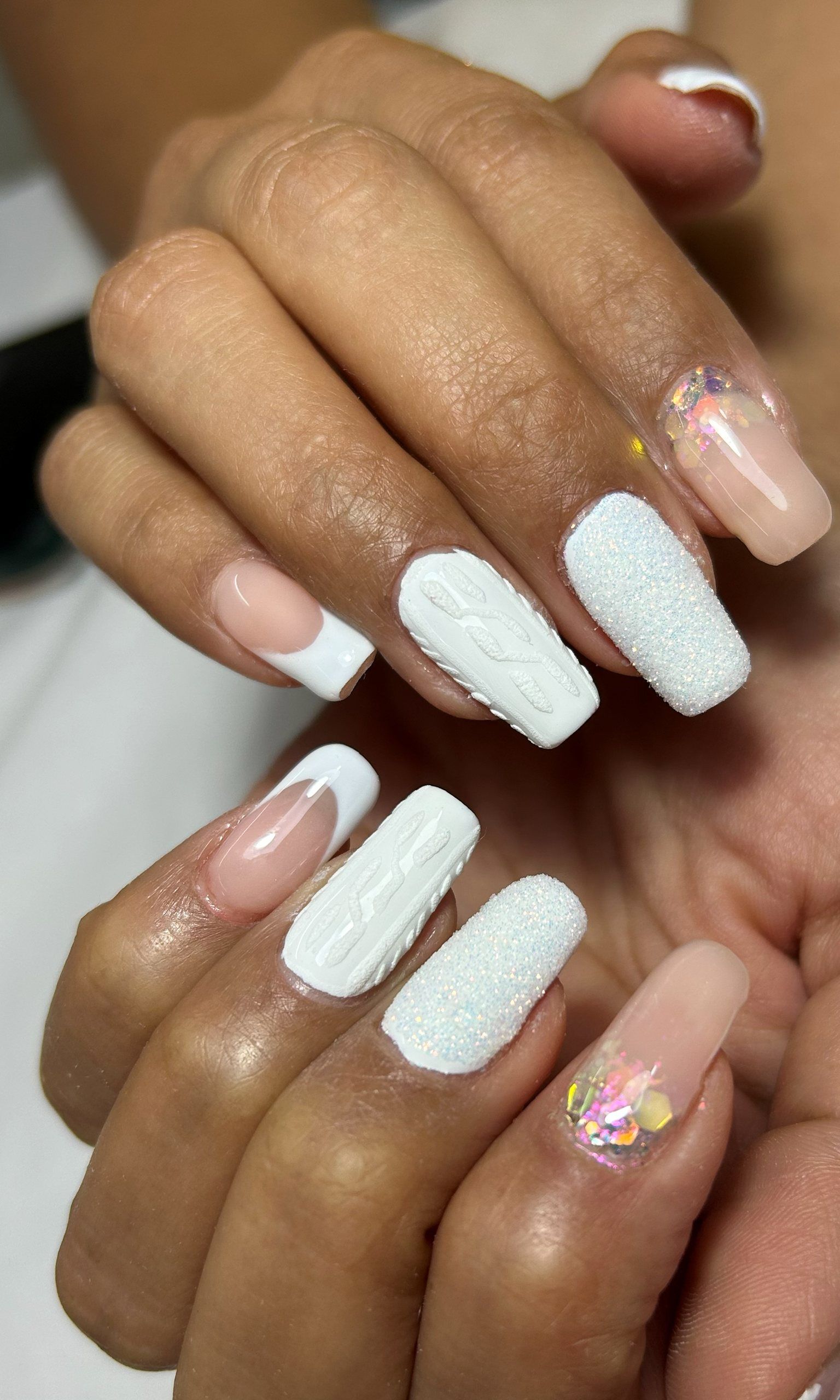 Uñas cuadradas largas en blanco, combinando acabado de glitter azucarado, textura tejida en relieve y francesa blanca, con escamas iridiscentes en dos uñas