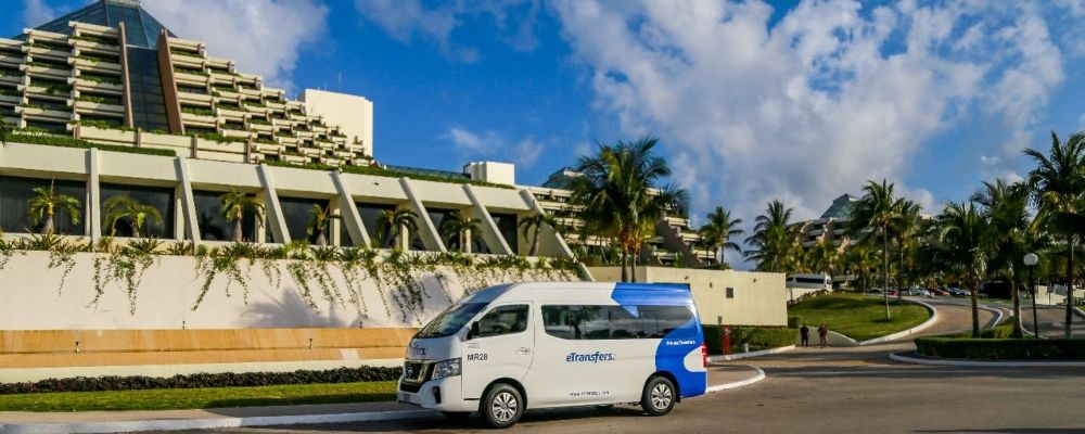 Una de las camionetas de una de las compañías que operan en el Aeropuerto de Cancún