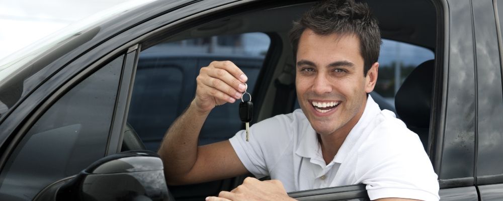 Un hombre con llaves de un auto