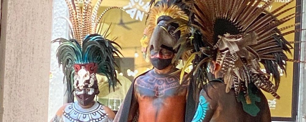 Hombres representando trajes típicos mayas utilizados por diferentes guerreros en Chichén itzá