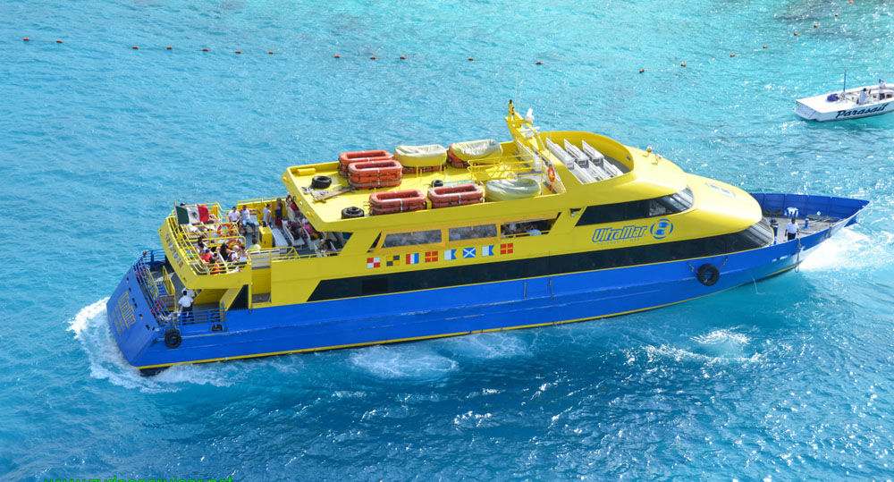 Ferry de ultramar en el mar a Cozumel