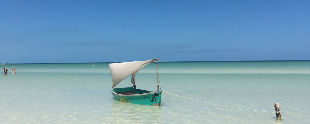 playa en Holbox con bote a la orilla