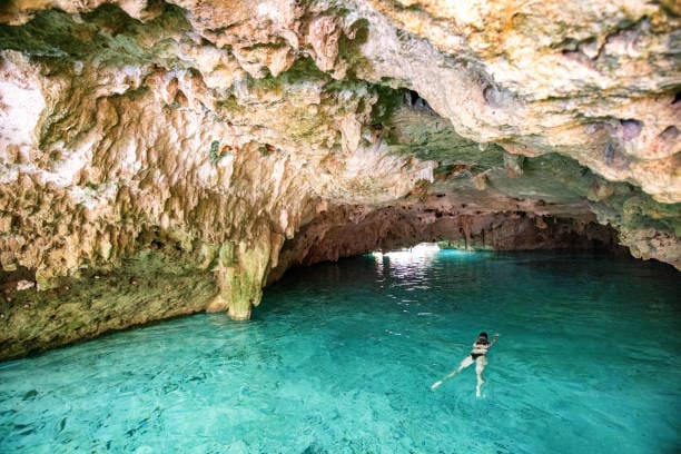 Cenote cerca de Cancun | Chica nadando en cenote