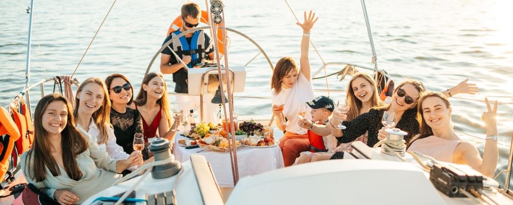 Personas celebrando dentro de un bote