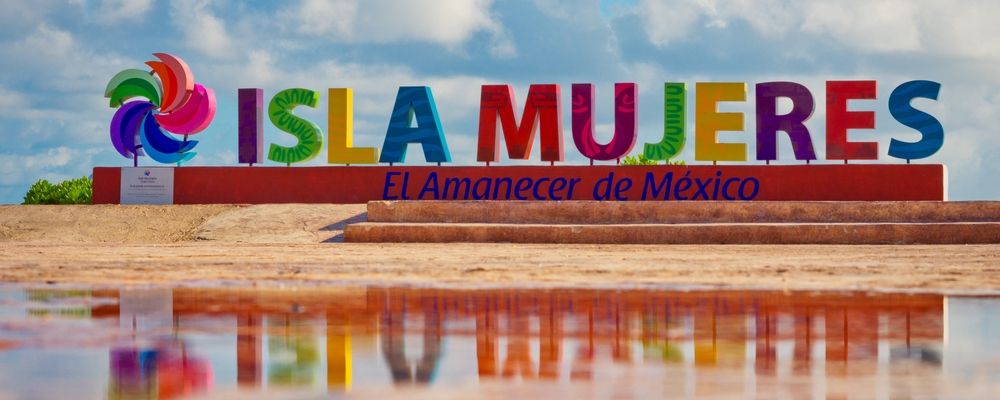 Un cartel de Isla Mujeres