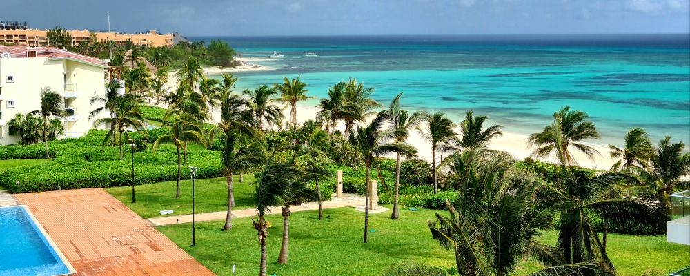 A hotel's sight to a Playa del Carmen beach