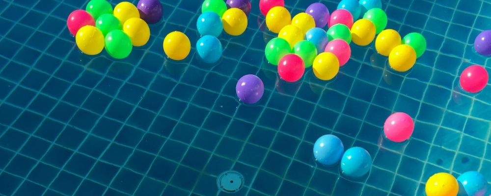 Una piscina con agua con algunas pelotas