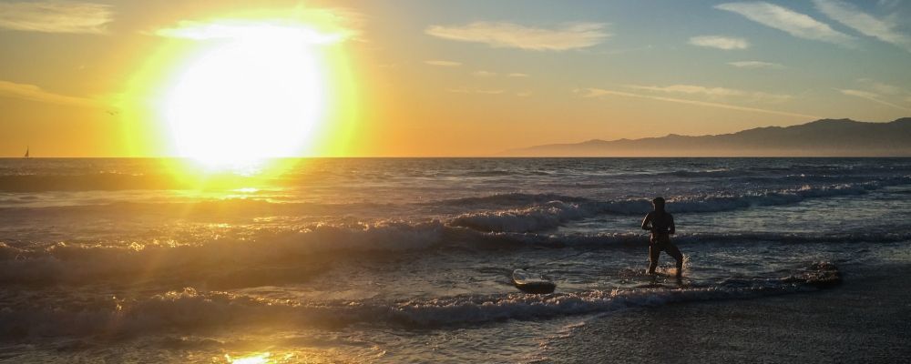 Una persona en la orilla del mar