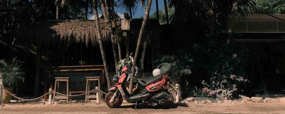 Un scoter estacionado 