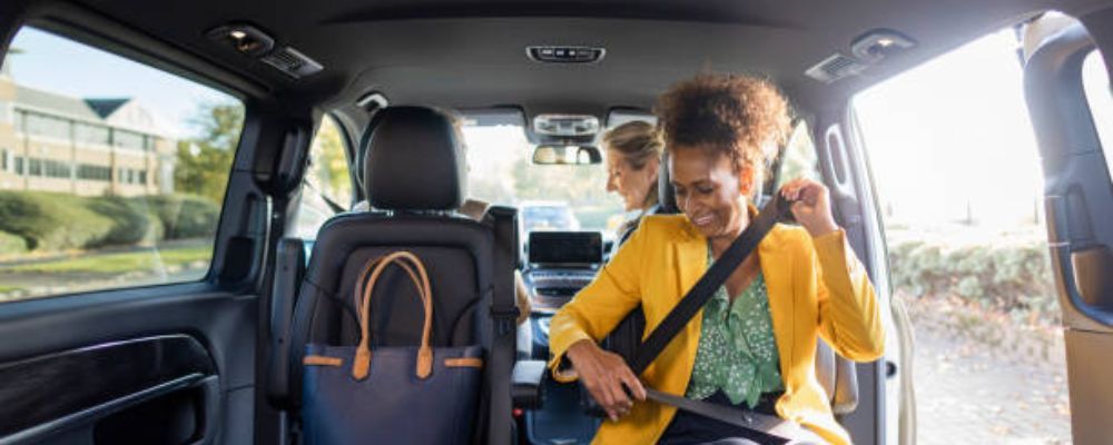 Mujer con cinturón de seguridad en Transporte compartido de Cancun a Tulum