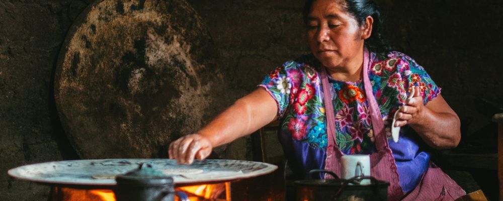 señora concinando tortillas