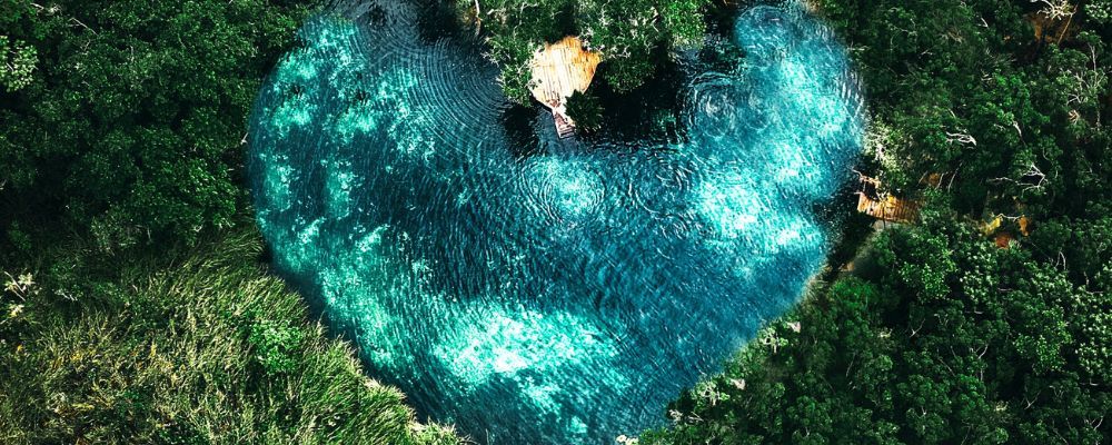 cenote en cancun con forma de corazon