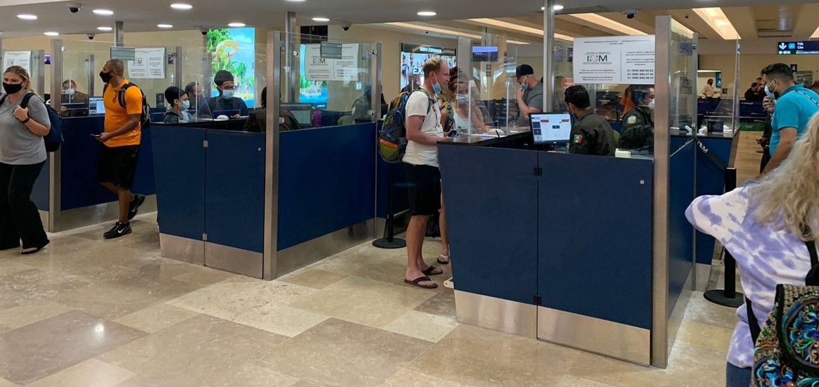 turistas llegando al aeropuerto de Cancún