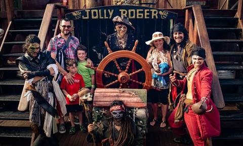 Barco Jolly Roger Cancún (Cena y Barra Libre)