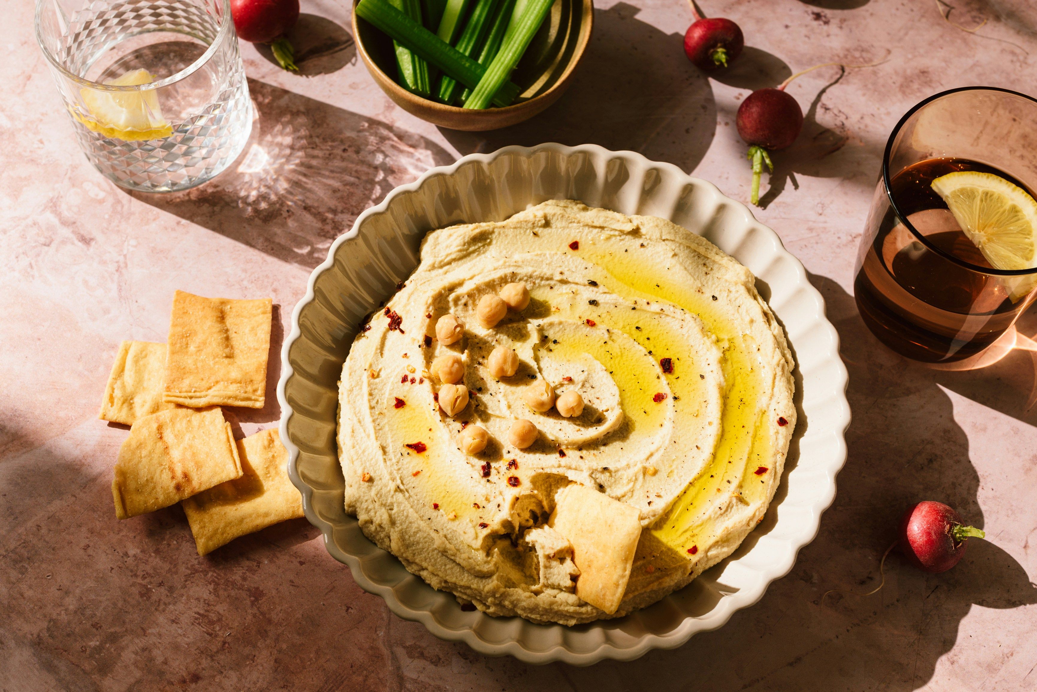 Hummus con ceci e cracker su un piatto, presentato in un ristorante vegetariano di Dubrovnik