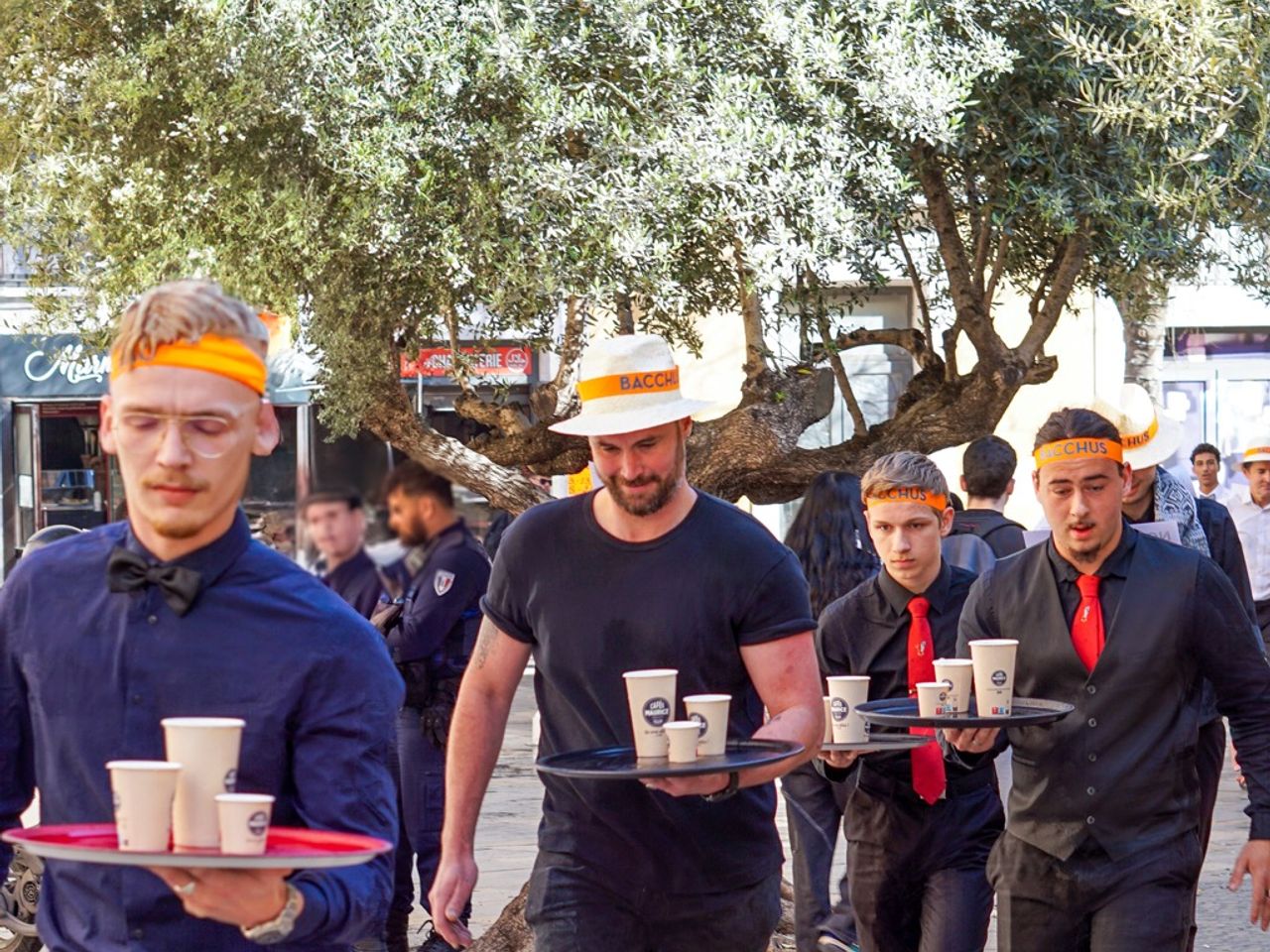 Garçons de café participant à la course